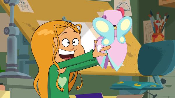 Bild 1 von 4: Marine packt heimlich ihr Geburtstagsgeschenk einen Tag zu früh aus.