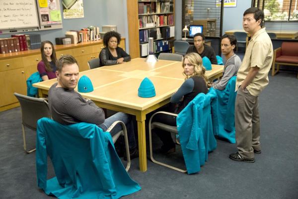 Bild 1 von 18: Ein Stuhl bleibt von nun an leer: Annie (Alison Brie, l.), Jeff (Joel McHale, 2.v.l.), Shirley (Yvette Nicole Brown, 3.v.l.), Britta (Gillian Jacobs, 4.v.r.), Troy (Donald Glover, 3.v.r.), Abed (Danny Pudi, 2.v.r.) und Chang (Ken Jeong, r.) trauern um den verstorbenen Pierce ...