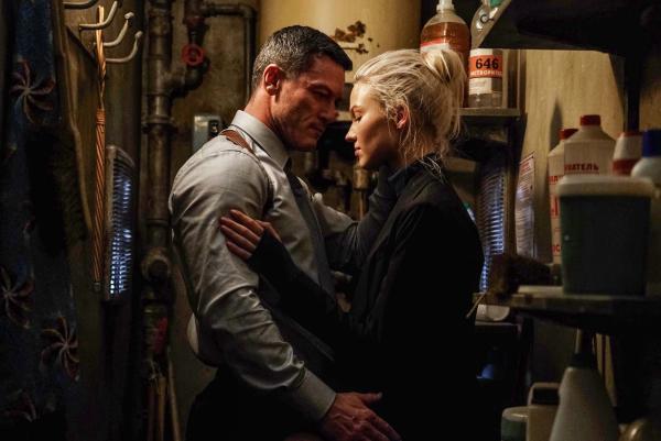 Bild 1 von 8: Alex Tchenkov (Luke Evans, l.); Anna Poliatova (Sasha Luss, r.)