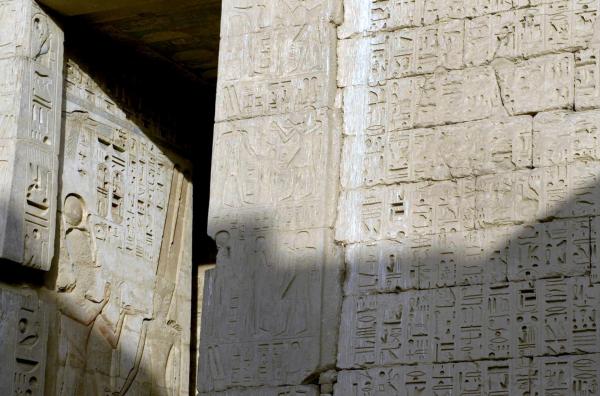 Bild 1 von 5: Im alten Ägypten wurde ein Schriftsystem entwickelt, das älter ist als die Pyramiden: Hieroglyphen.
