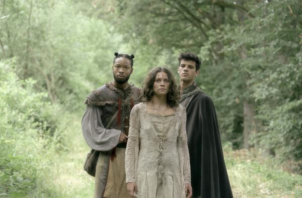 Bild 1 von 8: Treffen zufällig auf Prinzessin Pamina (Harriet Herbig-Matten): Papageno (Dimitri Abold, links) und Tamino (Ilyes Raoul, rechts).