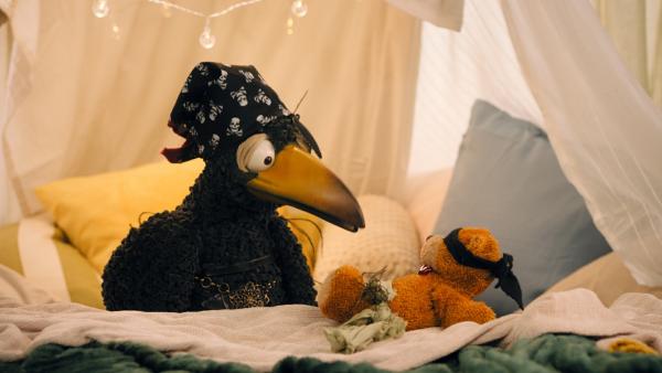 Bild 1 von 7: Bereit? Aye, aye, Sir! Auf Rudi (Lennart Morgenstern) und seinen Teddy wartet die Geschichte vom Piratengold.© ZDF/A. Enderlein - Honorarfreie Verwendung gemäß AGB im redaktionellen Zusammenhang mit genannter Sendung bei Nennung \