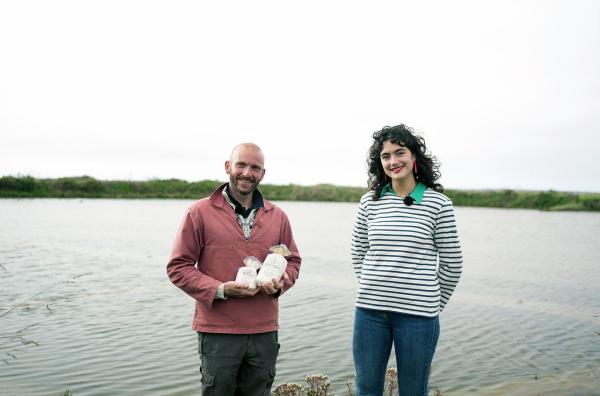 Bild 1 von 3: Lucie besucht den Salzbauern Benoit.