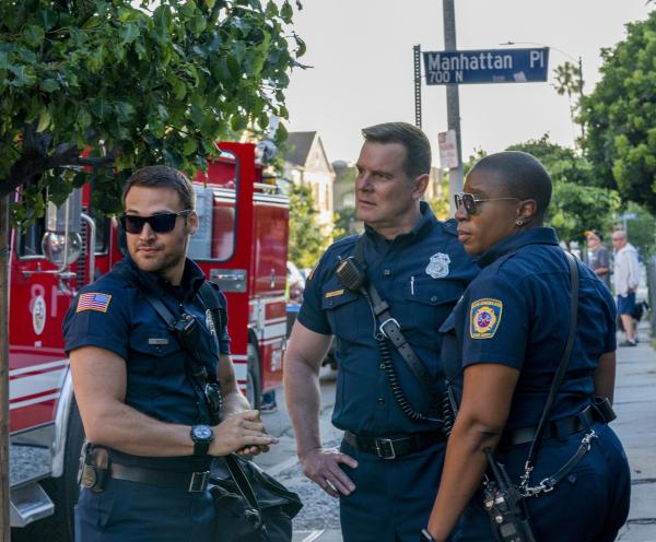 Bild 1 von 10: (v.l.n.r.) Eddie Diaz (Ryan Guzman); Bobby Nash (Peter Krause); Henrietta \