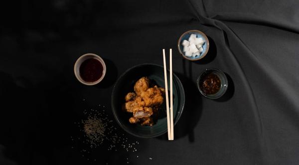 Bild 1 von 3: Korean Chicken mit zwei Dips und Rettich.