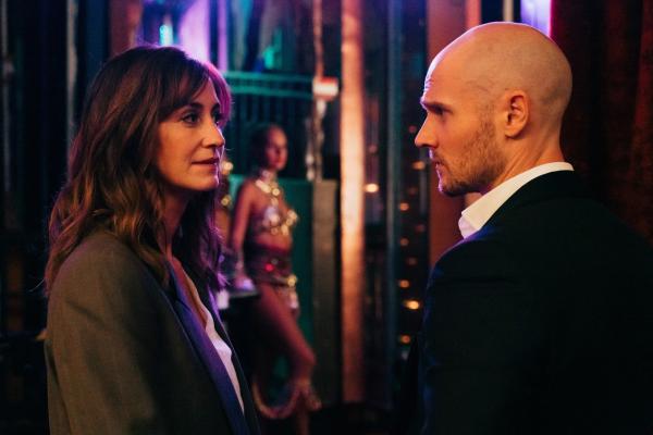 Bild 1 von 4: Antoine (Nicolas Gob) und Florence (Eléonore Bernheim) haben sich unter das Publikum gemischt und erwarten mit Vorfreude den Auftritt der Tänzerin. Doch nebenbei beschäftigt Antoine etwas, dass zwischen ihm und Florence steht.