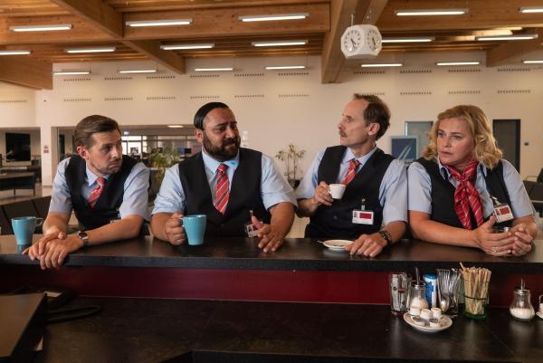 Bild 1 von 17: (v.l.n.r.) Jan Rothe (Klaas Heufer-Umlauf); Ertu Karahanci (Kailas Mahadevan); Harald (Jan Georg Schütte); Ingrid (Petra Kleinert)