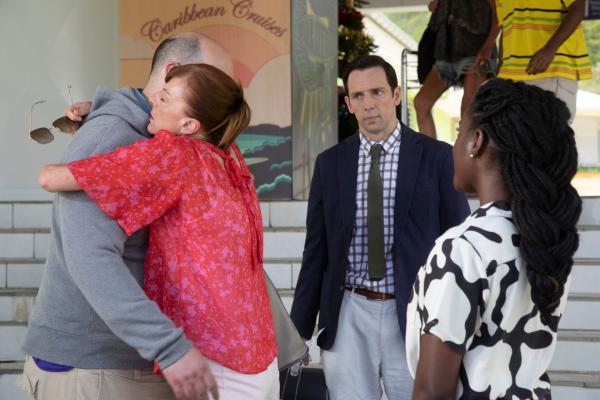 Bild 1 von 5: Als Neville Parker (Ralf Little, 2.v.r.) und Naomi Thomas (Shantol Jackson, r.) Dave Chadwick (Youssef Kerkour, l.) und Nevilles Mutter Melanie (Doon Mackichan, 2.v.l.) am Flughafen abholen, zeigt Melanie unerwartet große Empathie für Dave.