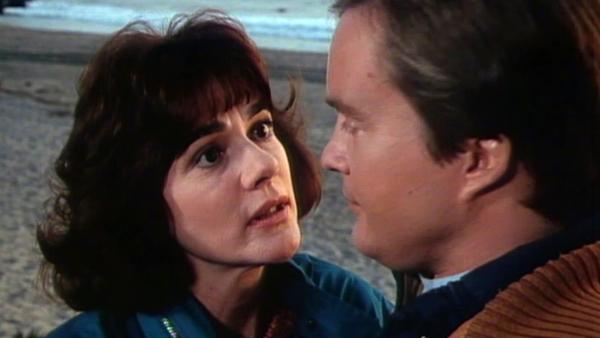 Bild 1 von 1: Liebe ist eine Himmelsmacht: Am Strand gestehen sich Diane (Margie Impert) und Scottie ( James Troesh) ihre Liebe.