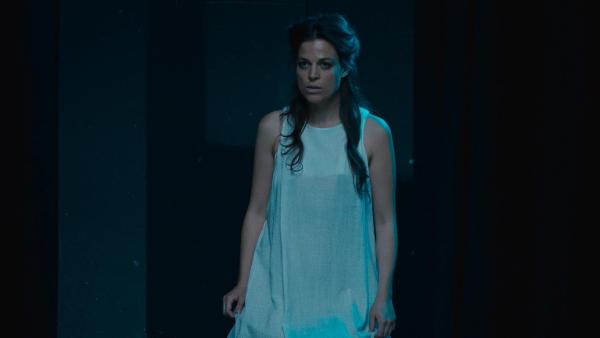 Bild 1 von 18: Im Bild: Nora Nielsen (Giulia Goldammer) auf der Bühne in der Rolle der Nina.