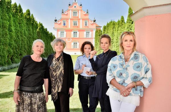 Bild 1 von 5: Im Bild: Alfred Fischer, Bewohner eines luxuriösen Alters-Domizils, treibt tot im Wasser. Der mysteriöse Fall mit vielen Eifersuchtsmotiven gibt nicht nur Julia (Wendy Güntensperger, m.) Rätsel auf. Denn wie die Heimleiterin Ella Meersburg (Sissy Höfferer, 2.v.r.) weiß, hatte das Mordopfer neben seiner Freundin Ursula Wiesel (Cordula Trantow, l.) eine heimliche Geliebte Gertraud Bergmann (Grit Böttcher, 2.v.l.). Auch Neles Mutter Mechthild (Diana Körner, r.) hat mit dem Mordopfer geturtelt. Ist sie etwa die Mörderin?