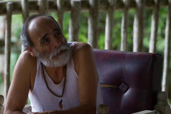 Bild 1 von 6: Bosques (Patricio Arenas) gibt der schwedischen Mordkommission wichtige Hinweise zu dem Mordfall auf der Insel Nordkoster.