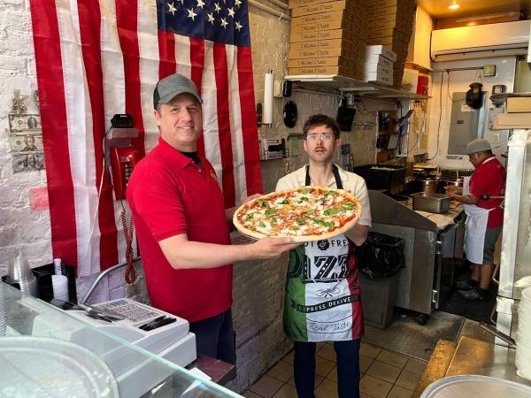 Bild 1 von 3: Challenge für Florian Reza (l.): Fahrradbote für Pizza in New York City