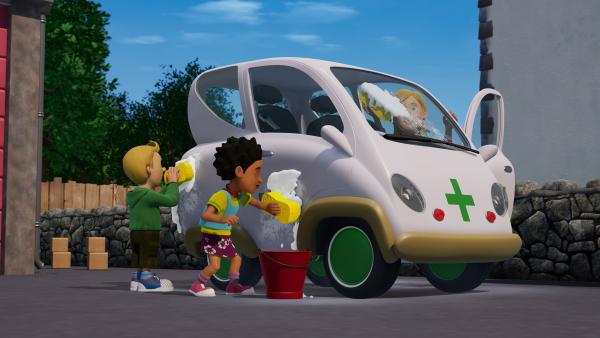Bild 1 von 1: James, Mandy und Sarah putzen Helens Auto blitzeblank, um sich ihr Taschengeld aufzubessern.
