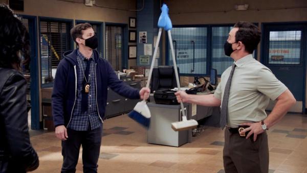 Bild 1 von 17: Jake Peralta (Andy Samberg, l.); Charles Boyle (Joe Lo Truglio, r.)