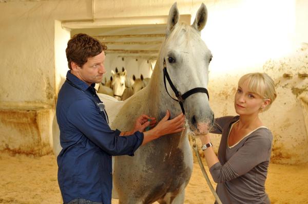 Bild 1 von 10: Im Bild: Thomas Unger (Dr. Michael Haas), Eva Herzig (Katharina Lenz).