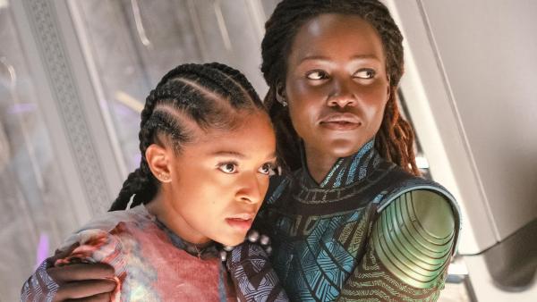 Bild 1 von 11: Riri Williams (Dominique Thorne, l.); Nakia (Lupita Nyong'o, r.)