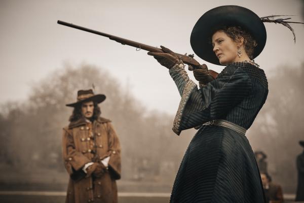 Bild 1 von 6: Der französische König Louis XIII (Louis Garrel) soll zu einem Krieg gegen die von England unterstützen Protestanten getrieben werden. Die Verschwörer säen dafür Misstrauen zwischen ihm und seiner Frau, Königin Anna von Österreich (Vicky Krieps).