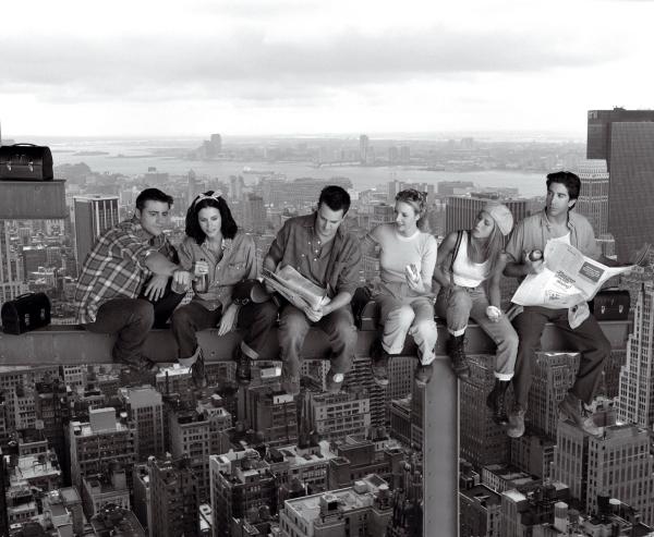 Bild 1 von 6: (6. Staffel) - Die sechs Freunde (v.l.n.r.) Joey (Matt LeBlanc), Monica (Courteney Cox), Chandler (Matthew Perry), Phoebe (Lisa Kudrow), Rachel (Jennifer Aniston) und Ross (David Schwimmer) gehen miteinander durch dick und dünn.