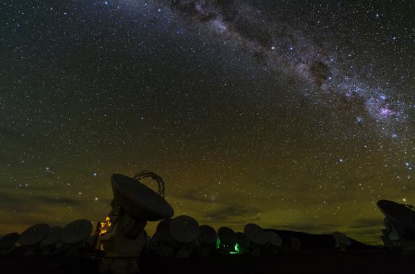 Bild 1 von 5: Die Milchstraßüe über dem Teleskop ALMA in Chile