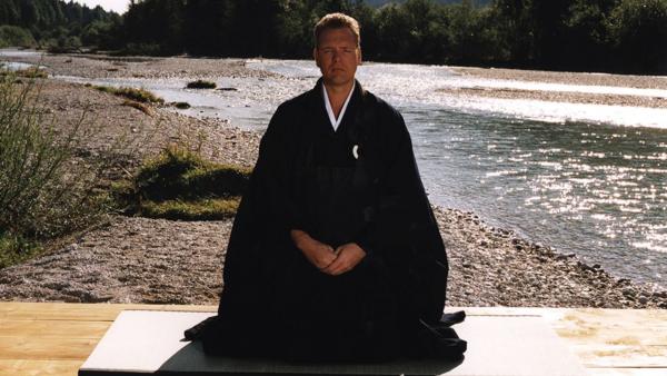 Bild 1 von 2: Hinnerk Sobu Polenski meditiert.