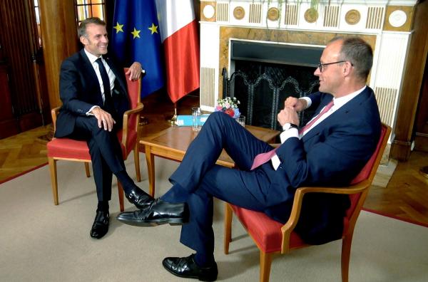Bild 1 von 2: Emmanuel Macron (li.) und Friedrich Merz (re.) wollen \