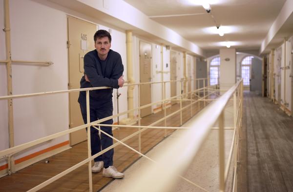 Bild 1 von 6: Journalist  Frank Seibert in der Gefangenenstation in der JVA \
