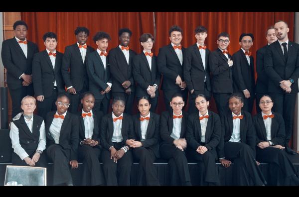 Bild 1 von 4: Zahlreiche Jugendliche bestreiten gemeinsam den Alltag an einer Pariser Berufsschule für Hotel- und Gaststättengewerbe. Doch hinter jeder Uniform steckt auch eine eigenständige Persönlichkeit und der Wunsch nach Selbstbestimmung.