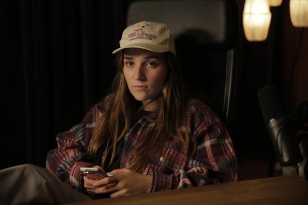 Bild 1 von 1: Klara (Darin Hagi) ist immer noch total mitgenommen. Auch während der Podcast-Episode über ihr katastrophal verlaufenes Date lässt sich Klara nichts anmerken.