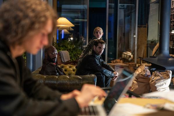 Bild 1 von 4: Jeremy (Tijmen Govaerts, l.) muss sich als neues Bandenmitglied vor Souleymane (Claude Musungayi, 2.v.l.), Ada (Ella-June Henrard, M.) und Prince (Manuel Broekman, r.) beweisen und sein Können als Hacker demonstrieren.