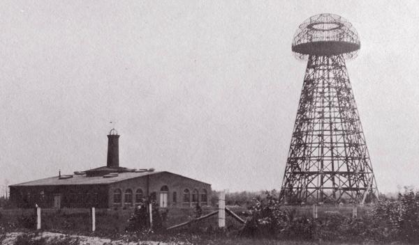 Bild 1 von 3: Nikola Teslas Vision für die weltweite drahtlose Stromversorgung wurde durchkreuzt, als der Finanzier J.P. Morgan es ablehnte, das Projekt weiterzufinanzieren. Dieser für die drahtlose Vision entwickelte Wardenclyffe-Turm in Long Island wurde kurz darauf abgerissen.