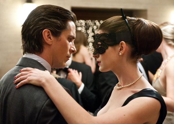 Bild 1 von 8: Bruce Wayne (Christian Bale,l.); Selina (Anne Hathaway, r.)