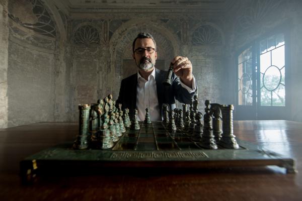 Bild 1 von 15: Der Rechtswissenschaftler Prof. Dr. Martin Avenarius erklärt den Ablauf römischer Gerichtsverhandlungen anhand eines Schachspiels.