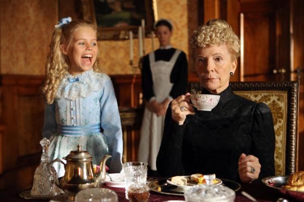 Bild 1 von 23: Im Bild: Philippa Schöne (Emily (Kleine Lady)), Christiane Hörbiger (Gräfin).