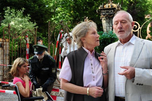 Bild 1 von 10: (v.l.n.r.) Marlene (Lucy Scherer); Hildegard (Antje Hagen); Alfons (Sepp Schauer)