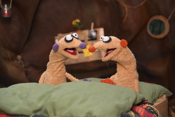 Bild 1 von 2: Die Erdmännchen Jan & Henry werden durch ein seltsames Geräusch in Ihrer Küche aus dem Schlaf gerissen.