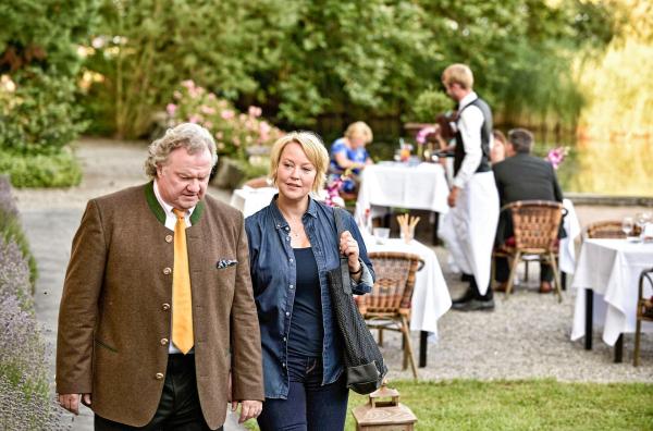Bild 1 von 2: Im Bild: Nele Fehrenbach (Floriane Daniel, r.) weiß, daß Herbert Stemmler (Werner Biermeier, l.) Kontakt mit einem Tatverdächtigen hat.