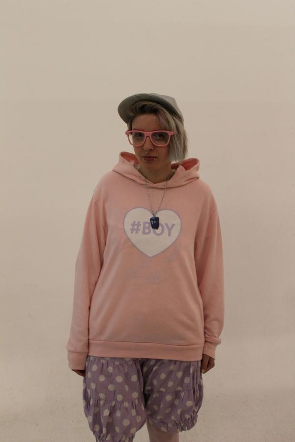 Bild 1 von 5: Phoenix ist ein riesiger Fan der japanischen Fairy Kei Szene und trägt nur Pastelltöne. Nun möchte das Styling-Team ihr dazu verhelfen, ihren Look erwachsener zu gestalten, damit ihrer Jobsuche nichts mehr im Weg steht. Ob sich die 23-jährige mit ihrem neuen Look anfreunden kann?