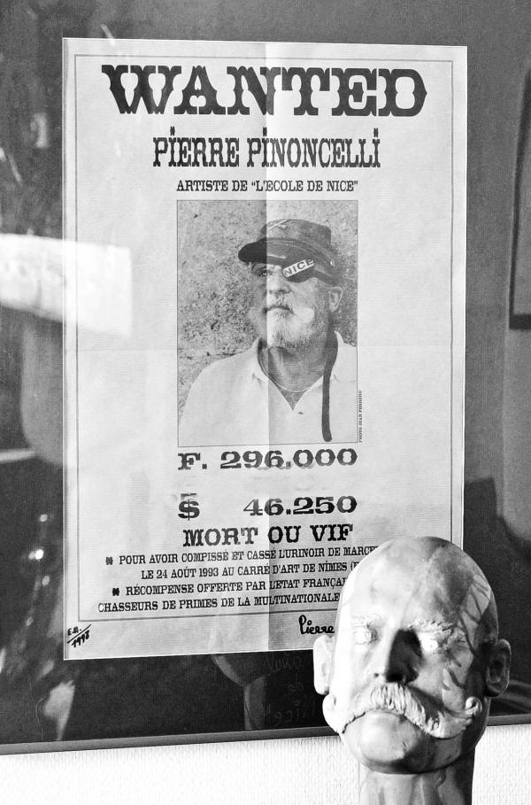 Bild 1 von 2: Pierre Pinoncelli wurde berühmt, weil er zweimal das Ready-made-Kunstwerk ?Fountain? von Marcel Duchamp zertrümmerte.