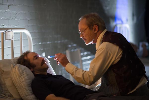 Bild 1 von 4: Rey Ciso (Adam Brooks, l.); Dr. Casini (Udo Kier, r.)