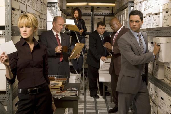 Bild 1 von 7: (6. Staffel) - Die Mitarbeiter des Mord-Dezernates von Philadelphia sind ein eingeschworenes Team: Scott (Danny Pino, r.), Nick Vera (Jeremy Ratchford, 3.v.r.), Will (Thom Barry, 2.v.r.), Lilly Rush (Kathryn Morris, l.), Kat Miller (Tracie Thomas, 3.v.l.) und John Stillman (John Finn, 2.v.l.)