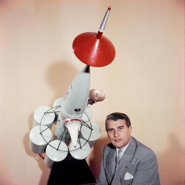 Bild 1 von 2: Wernher von Braun (Bild) war ein visionärer Wissenschaftler, ein Besessener mit einer mysteriösen Vergangenheit. Er entwickelte die Technik, die den Menschen auf den Mond brachte. Doch sprudelte von Brauns Leidenschaft für die Raumfahrt nur aus ihm heraus oder gab es außerirdische Einflüsse, die ihn zu Höchstleistungen antrieben?