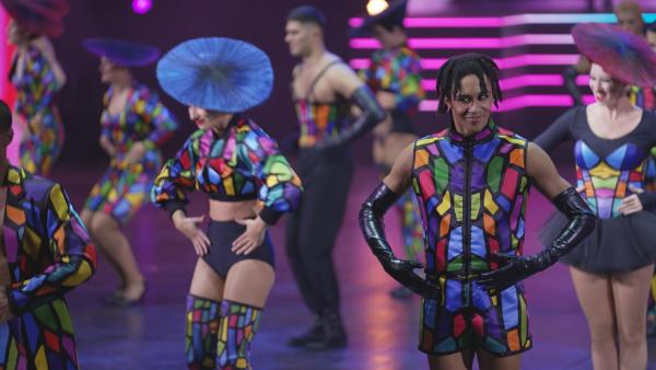 Bild 1 von 3: Farbenfroh und energiegeladen bringt das Ensemble \