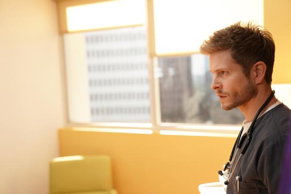 Bild 1 von 17: Dr. Conrad Hawkins (Matt Czuchry)