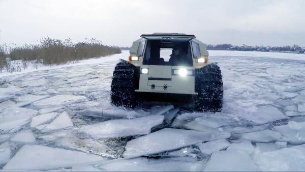 Bild 1 von 4: Straßen braucht der russische Alleskönner Sherp nicht. Einen Meter hohe Hindernisse sind für das Extremfahrzeug kein Problem, ebenso wenig wie Sumpf, Geröll, Schnee oder Eis. Und dank seiner mächtigen luftgefüllten Reifen macht der Sherp auch als Wasserfahrzeug eine gute Figur.