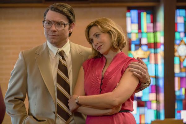 Bild 1 von 18: Im Bild: Patrick Fugit (Pat Montgomery), Elizabeth Olsen (Candy Montgomery).