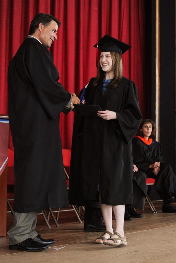 Bild 1 von 9: (v.l.n.r.) Direktor Whitmore (Ted McGinley); Mindy (Eden Sher)