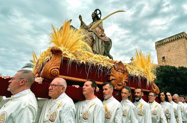 Bild 1 von 4: Bei der Prozession am Palmsonntag in Elche wird Jesus auf dem Esel reitend durch die Stadt getragen. An der Costa Blanca gibt es während der \