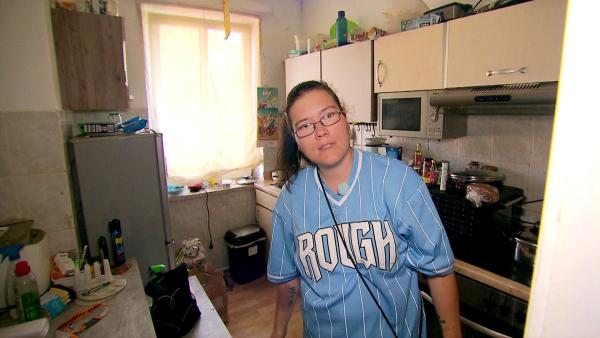 Bild 1 von 1: Weil sie den Schimmel in ihrer Wohnung nicht mehr erträgt, zieht Sabrina vorläufig zu ihrem Freund Mario.