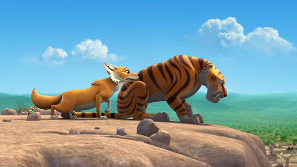 Bild 1 von 4: Tabaqui (l.) ist verzweifelt. Was soll er denn jetzt machen, wo sein Meister Shir Khan (r.) am Ende ist, weil er keine Stimme mehr hat?